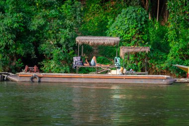 Tayland 'daki ünlü Kwai Nehri boyunca doğa ve mimari