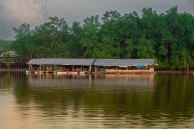 Tayland 'ın güneyindeki muhteşem Phang Nga Körfezi boyunca mimarlık