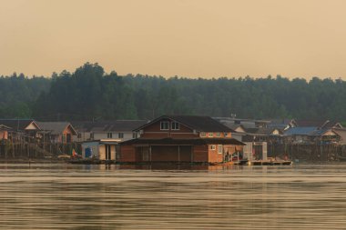 Tayland 'ın güneyindeki muhteşem Phang Nga Körfezi boyunca mimarlık