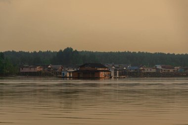 Tayland 'ın güneyindeki muhteşem Phang Nga Körfezi boyunca mimarlık