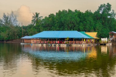 Tayland 'ın güneyindeki muhteşem Phang Nga Körfezi boyunca mimarlık