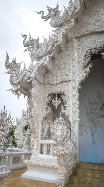 Tayland, Chiang Rai 'deki ünlü Beyaz Tapınak' ın mimarisi.