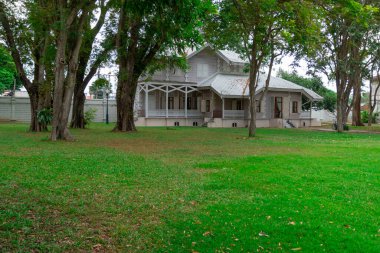 Yeşil çimlerle çevrili tarihi bir ev.