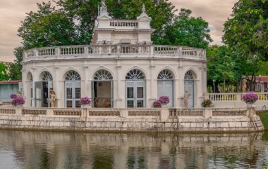Ayutthaya 'da su kenarında güzel beyaz bir pavyon