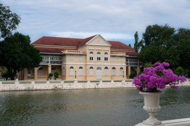 Ayutthaya 'da suya yakın tarihi bina