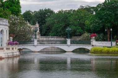 Suyun üzerindeki köprü yeşilliklerle çevrili.