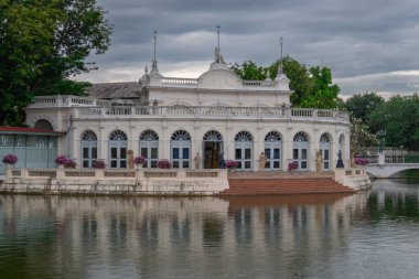 Ayutthaya suyuna yansıyan tarihi bina