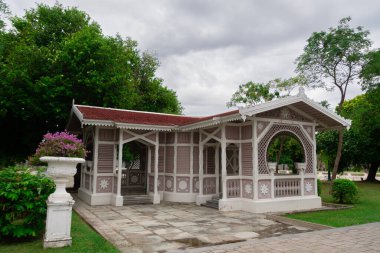 Dekoratif ahşap detaylara sahip geleneksel bina