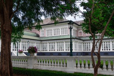 Ayutthaya 'daki tarihi bina yeşilliklerle çevrili.