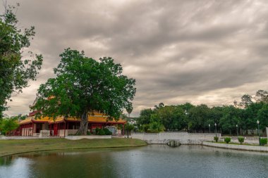 Ayutthaya tapınağı ve göl manzarası