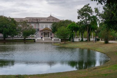 Ayutthaya 'da gölet kenarındaki tarihi bina