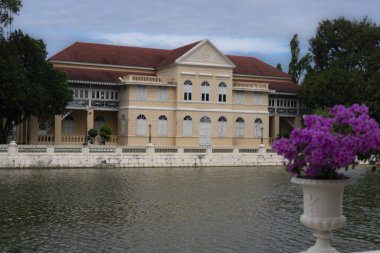 Ayutthaya 'da suya yakın tarihi bina