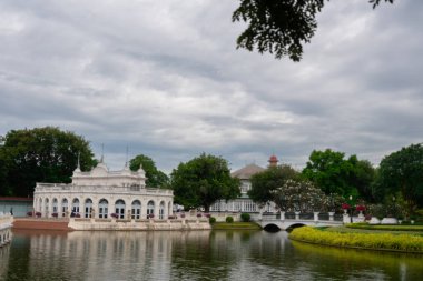 Ayutthaya 'da su kenarında güzel bir mimari
