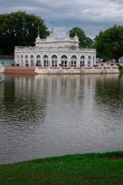 Ayutthaya 'daki suya yansıyan beyaz bina