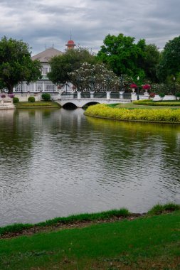 Ayutthaya 'da gölet ve yeşillik manzarası