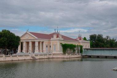 Ayutthaya 'da suya yakın tarihi bina