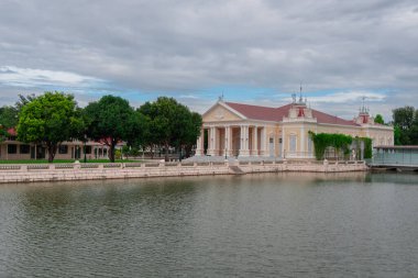 Ayutthaya 'da suya yakın tarihi bina