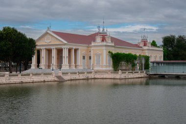 Ayutthaya 'da suya yakın tarihi bina