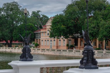 Ayutthaya 'da suyun yakınındaki süslü heykeller