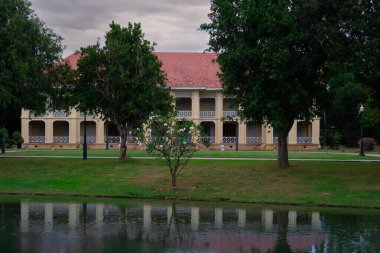Ayutthaya 'da suya yakın tarihi bina