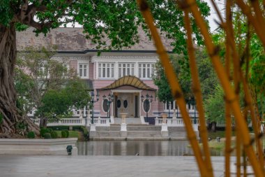 Ayutthaya 'da suya yakın tarihi bina