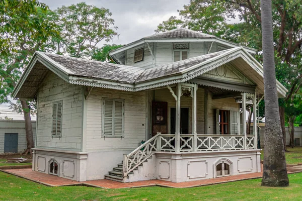 Ayutthaya 'da ağaçlarla çevrili tarihi bir ev