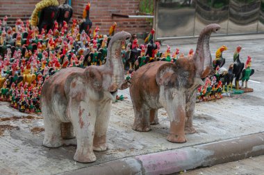 Renkli süslemelerin yanında iki fil heykeli