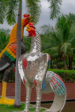 Wat Yai Chai Mongkhon 'da renkli horoz heykelleri