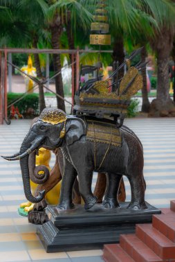 Wat Yai Chai Mongkhon 'daki dekoratif fil heykeli.