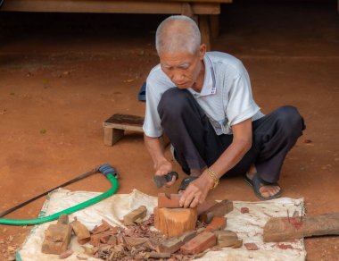 Köyde odun oyan yaşlı bir adam.
