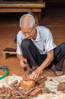 Pa Tueng 'de odun oyan yaşlı bir adam.