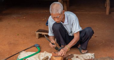 Köyde ahşap ustası yaşlı bir adam.