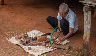Köyde ahşap ustası yaşlı bir adam.