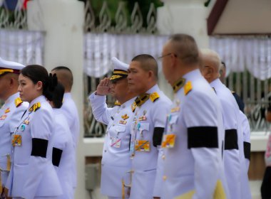 Wat Phra Si Ratana 'da askeri personeli selamlıyorum.