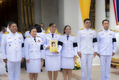 Resmi giyinmiş bir grup insan.