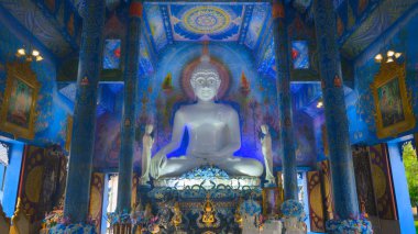 Chiang Rai 'deki mavi tapınağın içindeki Buda heykeli.