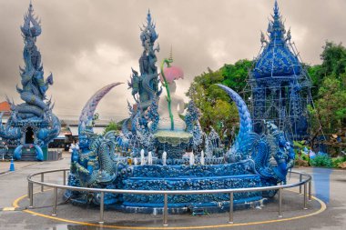 Chiang Rai 'deki Mavi Tapınak heykelleri ve çeşmesi