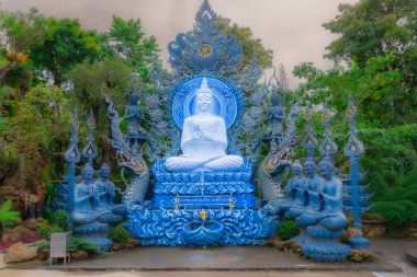 Chiang Rai bahçesindeki Mavi Tapınak heykeli