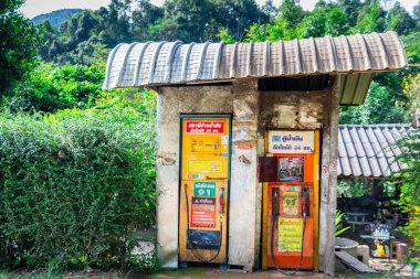 Renkli tabelası ve yeşilliği olan Köy Locası