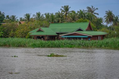Tayland 'da nehir kenarındaki geleneksel ev