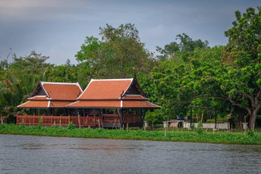 Nehir kıyısındaki geleneksel Tayland evi