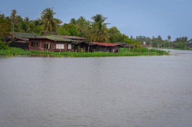 Tayland 'da nehir boyunca evler