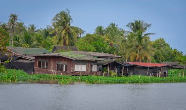 Tayland 'da nehir kıyısı boyunca geleneksel evler