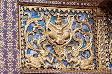 Wat Phra Kaew 'de süslenmiş altın madalya