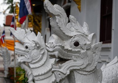 Wat Phra Kaew 'de süslü beyaz heykeller