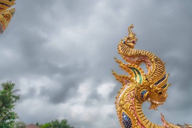 Altın ejder heykeli Wat Phra Kaew 'da