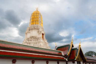 Wat Phra Si Ratana Tapınağı Bulutlu gökyüzünün altında