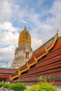 Altın kubbeli Wat Phra Si Ratana Tapınağı