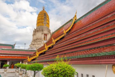 Altın şapkalı Wat Phra Si Ratana Tapınağı