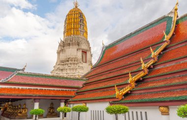 Altın kuleli Wat Phra Si Ratana tapınağı